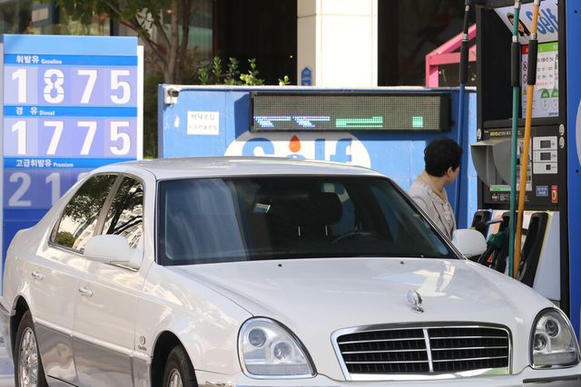 11일 오전 서울 시내 주유소에 유가 정보가 표시돼있다. [사진제공=뉴시스]