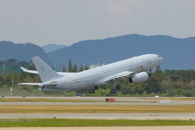 KC-330 군 수송기가 지난 13일 경남 김해시 공군 제5공중기동비행단에서 이스라엘 교민 수송 긴급임무를 위해 이륙하고 있다. [사진제공=국방부]