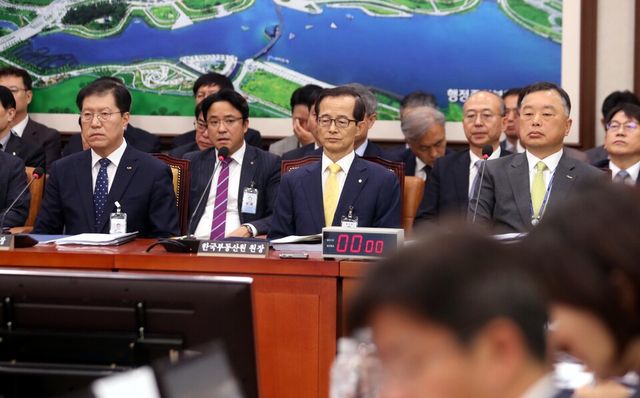 손태락 한국부동산원 원장이 지난 19일 오전 서울 여의도 국회에서 열린 국토교통위원회 국정감사에서 의원들의 질의를 듣고 있는 모습 [사진제공=뉴시스]<br>