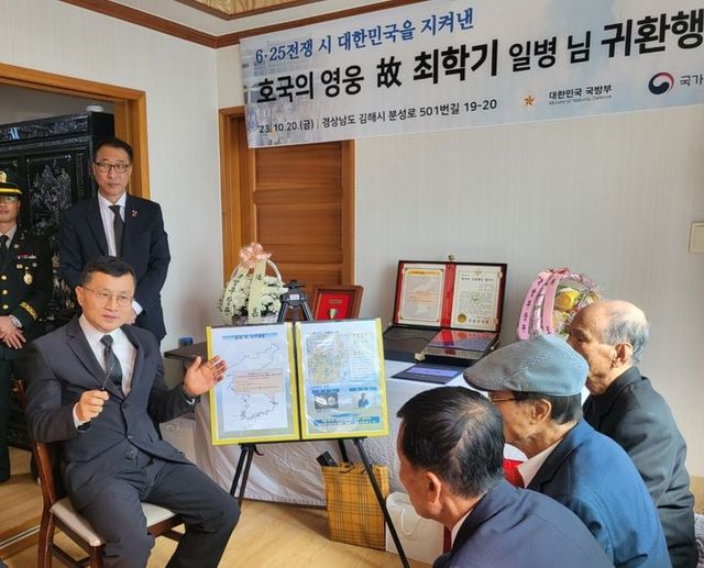 이근원 국방부 유해발굴감식단장이 20일 경남 김해에서&nbsp;고(故) 최학기 일병의 유족 자택을 찾아 '호국의 영웅 귀환 행사'를 실시했다. [사진제공=국방부]