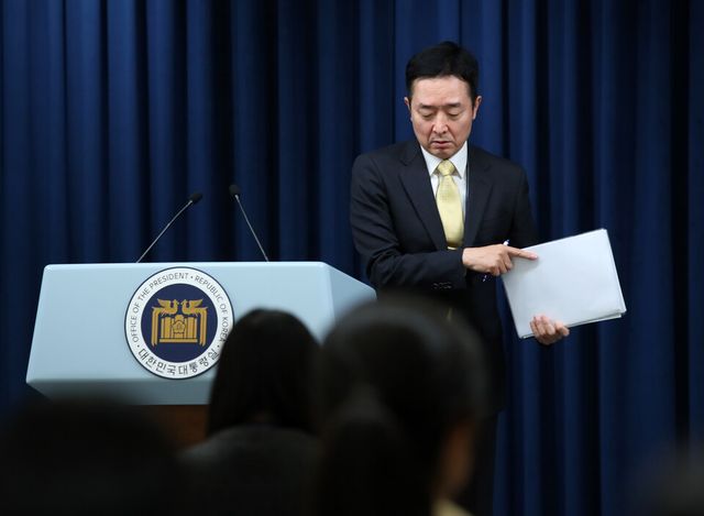 &nbsp;이도운 대변인이 20일 서울 용산 대통령실 청사에서 현안 브리핑을 마친 뒤 단상을 내려오고 있다.&nbsp; [사진제공=뉴시스]<br>