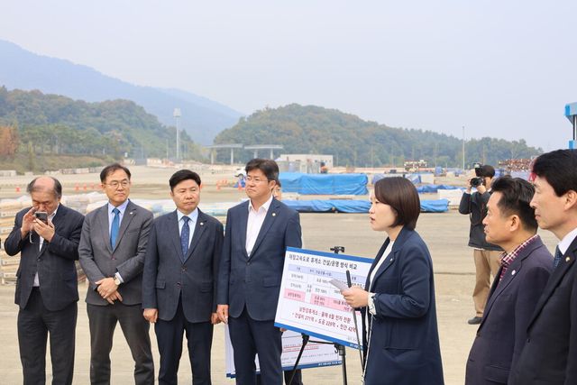 국회 국토교통위원회 소속 더불어민주당 이소영 의원이 24일 오전 경기도 양평군 서울-양평 고속도로 강상면 대안 종점에서 약 1km 거리에 있는 남한강 휴게소 공사현장을 방문해 위즈코프의 양평 휴게소 선정에 대한 특혜의혹을 제기하고 있다.&nbsp;[사진제공=이쇼영 의원실]<br>