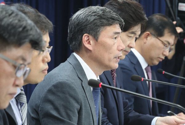 국무조정실 박구연&nbsp;국무1차장이 4일 오전 서울 종로구 정부서울청사에서 후쿠시마 오염수 방류 관련 언론브리핑을 하고 있다. [사진제공=뉴시스]<br>