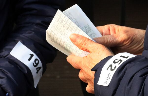 노인일자리 모집 현장을 찾은 지원자가 번호표를 받고 대기하고 있다. [사진제공=뉴시스]