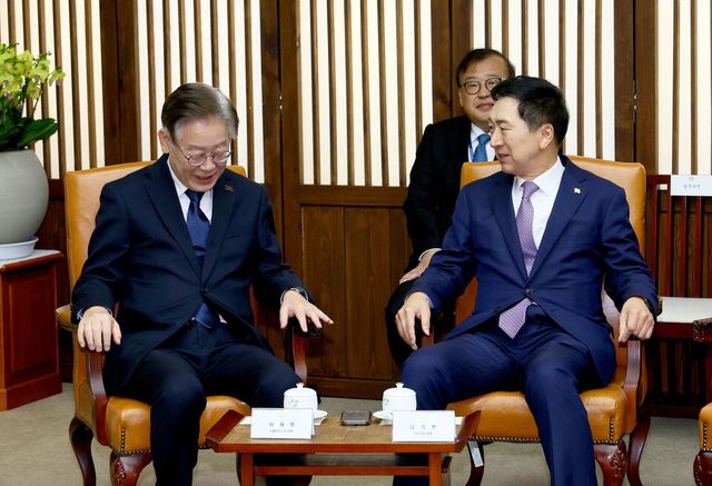 국민의힘 김기현 대표와 더불어민주당 이재명 대표가 지난달 31일 서울 여의도 국회에서 윤석열 대통령과의 사전환담을 앞두고 대화를 나누고 있다. [사진제공=뉴시스]