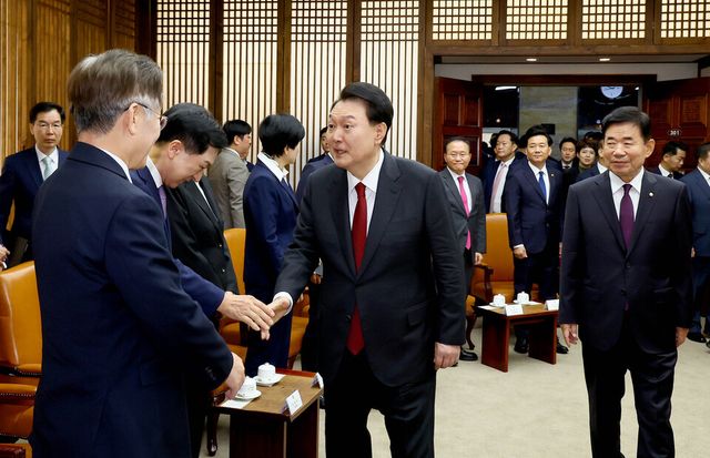 윤석열 대통령이 지난달 31일 국민의힘 김기현 대표, 더불어민주당 이재명 대표 등 여야 지도부와 환담을 앞두고 인사하는 모습. [사진제공=뉴시스]