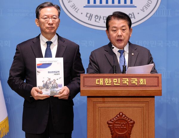 오른쪽부터 더불어민주당 국방위원회 간사를 맡고 있는 김병주 의원과 정성호 의원이 지난 27일 서울 여의도 국회 소통관에서 국방부 정신교육 교재 관련 기자회견을 하고 있다. [사진제공=뉴시스]<br>