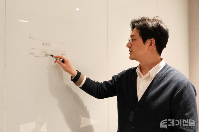 DL이앤씨 스마트에코팀 구본수 차장이 디사일런트 바닥구조에 대해 설명하고 있다. ⓒ투데이신문