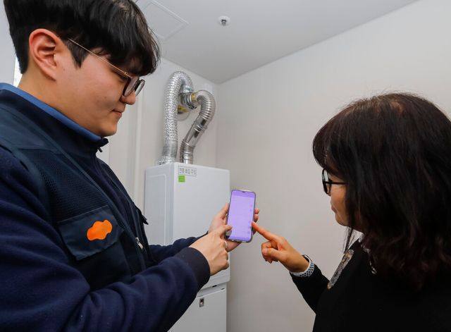 DL이앤씨 직원이 어깨동무M에 새로 탑재한 ‘입주 현장 AS 모바일 관리 시스템’으로 하자를 처리한 뒤, 입주민에게 결과를 안내하고 있다. [이미지제공=DL이앤씨]