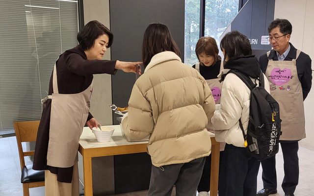 1000원의 아침밥 배식 장면. [사진제공=가톨릭대학교 교수협의회]