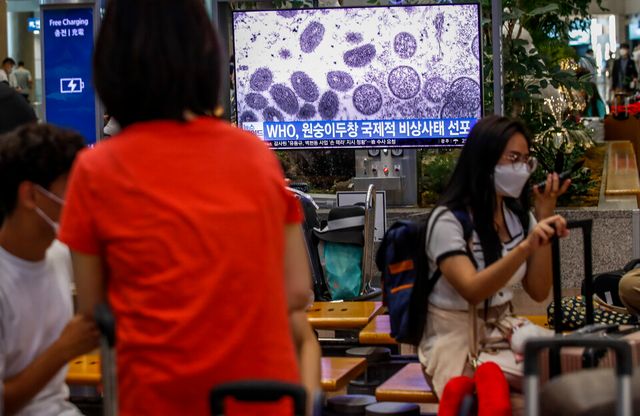 세계보건기구(WHO)가 세계 전역에서 발병한 원숭이두창에 대해 국제적으로 우려되는 공중보건상 비상사태(PHEIC)를 선언한 지난해 7월 인천국제공항 1터미널 입국장에서 시민들이 TV를 통해 관련 뉴스를 시청하고 있다. [사진제공=뉴시스]