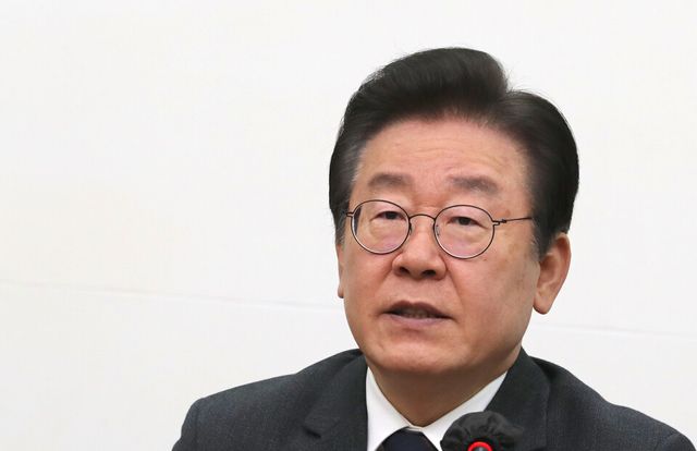 이재명 더불어민주당 대표가 지난 17일 오전 서울 여의도 국회에서 열리는 최고위원회의에 앞서 지난 2021년 전당대회 돈봉투 살포 의혹과 관련해 입장을 밝히고 있다.&nbsp; [사진제공=뉴시스]