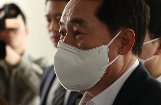 &nbsp;2021년 더불어민주당 전당대회 당시 돈봉투 살포 의혹의 주요 피의자인 강래구 한국감사협회장이 21일 오전 구속 전 피의자 심문(영장실질심사)를 받기 위해 서울 서초구 서울중앙지방법원으로 들어서고 있다.&nbsp; [사진제공=뉴시스]<br>