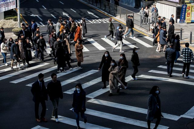 지난달 6일 오후 서울 중구 시청앞에서 직장인들이 이동하고 있다. [사진제공=뉴시스]