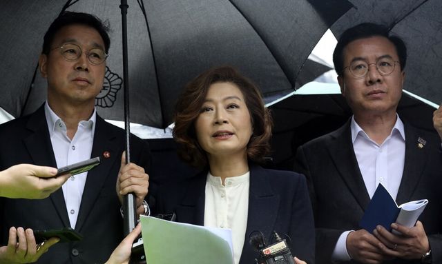 민주당 후쿠시마원전오염수방출저지대응단 위성곤(왼쪽) 단장과 양이원영(가운데) 간사를 비롯한 의원들이 5일 오전 서울 종로구 일본대사관 앞에서 나미오카 다이스케 일본 경제 공사 면담을 마친 뒤 기자브리핑을 하고 있다. [사진제공=뉴시스]