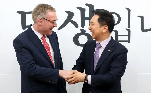 김기현 국민의힘 당 대표가 5일 오전 서울 여의도 국회에서 콜린 크룩스 주한영국대사와 인사하고 있다. [사진제공=뉴시스]