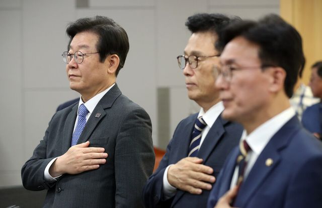 이재명 더불어민주당 대표 등 참석자들이 9일 오후 서울 여의도 국회 의원회관에서 '무너진 1년, 견뎌낸 사람들' 주제로 열린 윤석열정부 1년 평가 연속토론회에서 국민의례를 하고 있다. [사진제공=뉴시스]