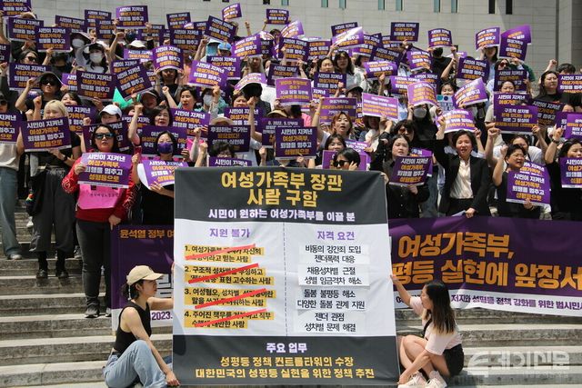 여성가족부 폐지 저지와 성평등 정책 강화를 위한 범시민사회 전국행동이 오전 11시 광화문 세종문화회관 계단에서 ‘윤석열 정부 여성가족부 1년 기자회견 시민이 지켜낸 여성가족부, 걸림돌 장관은 빠지고 성평등 실현에 앞장서라’를 열은 가운데 관련 퍼포먼스를 선보이고 있다. ⓒ투데이신문