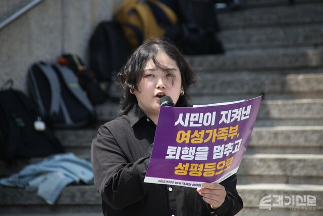 여성가족부 폐지 저지와 성평등 정책 강화를 위한 범시민사회 전국행동이 오전 11시 광화문 세종문화회관 계단에서 진행한 ‘윤석열 정부 여성가족부 1년 기자회견 시민이 지켜낸 여성가족부, 걸림돌 장관은 빠지고 성평등 실현에 앞장서라’에서&nbsp;한국여성의전화 여성인권상담소 최나눔 정책팀장이 발언하고 있다. ⓒ투데이신문