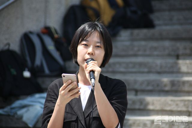 여성가족부 폐지 저지와 성평등 정책 강화를 위한 범시민사회 전국행동이 오전 11시 광화문 세종문화회관 계단에서 진행한 ‘윤석열 정부 여성가족부 1년 기자회견 시민이 지켜낸 여성가족부, 걸림돌 장관은 빠지고 성평등 실현에 앞장서라’에서&nbsp;한국여성단체연합 오경진 사무처장이 발언하고 있다. ⓒ투데이신문