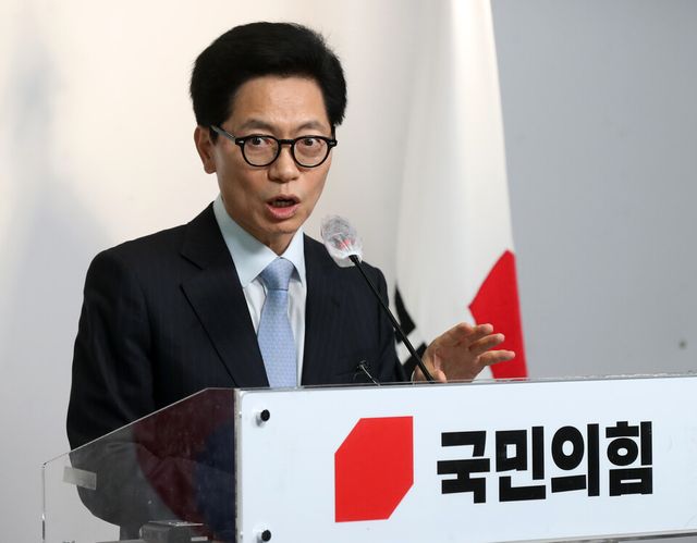 황정근 국민의힘 중앙윤리위원장이 지난 1일 오전 서울 영등포구 국민의힘 중앙당사에서 윤리위 첫 회의를 마치고 브리핑을 하고 있다.&nbsp; [사진제공=뉴시스]