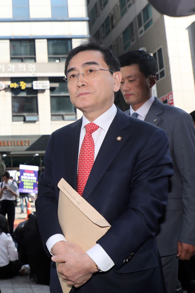 태영호 국민의힘 최고위원이 지난 8일 오후 서울 여의도 국민의힘 중앙당사에서 열린 윤리위원회 전체회의 출석을 위해 발걸음을 옮기고 있다. [사진제공=뉴시스]