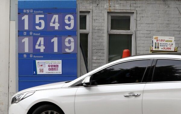 서울 시내 한 주유소의 옥외 가격 표시판. [사진출처=뉴시스]