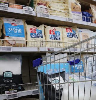 대형마트에서 소비자가 소금 제품을 고르고 있다. 기사 중 특정 내용과 직접적 관련은 없다. [사진출처=뉴시스]