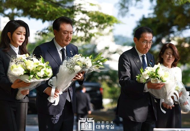 윤석열 정부 들어 일본과의 화해 기류가 조성된 가운데, 결국 화이트리스트 배제 사태가 종지부를 찍었다. 사진은 5월 일본에서 열린 G7 정상회의 기회에 윤석열 대통령 부부가 기시다 후미오 일본 총리 부부와 함께 히로시마 평화기념공원 헌화에 나선 모습이다. [사진제공=대통령실]<br>