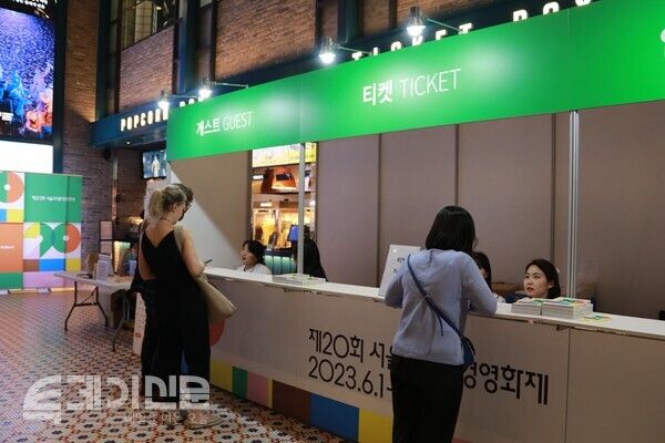 메가박스 성수점 매표소 앞 서울국제환경영화제 티켓 부스에서 관객들이 모여있다.&nbsp;ⓒ투데이신문<br>