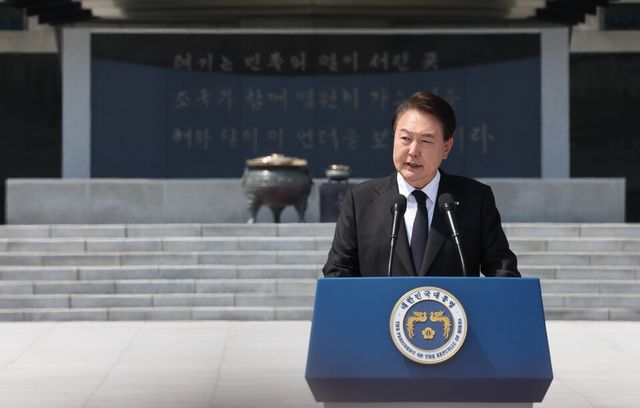 윤석열 대통령이 6일 서울시 동작구 국립서울현충원에서 거행된 68회 현충일 추도식에 참석해 추념사를 하고 있다. [사진제공=뉴시스]