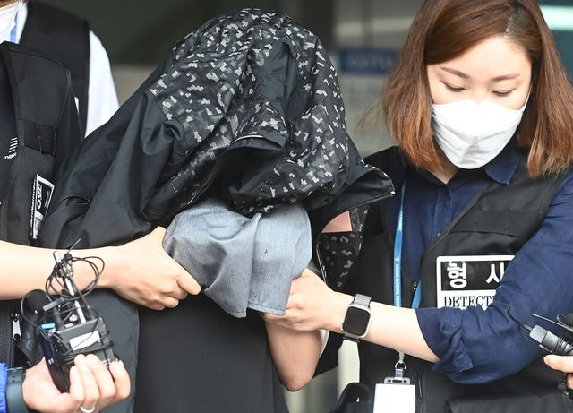 영아 2명을 살해한 뒤 시신을 수년간 냉장고에 보관해 온 혐의로 구속된 친모 고모씨가 지난달 30일 경기도 수원남부경찰서에서 검찰로 송치되고 있다. [사진제공=뉴시스]<br>