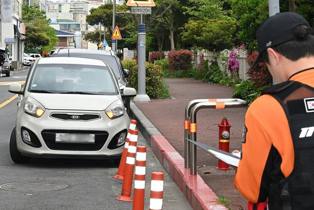 제주도소방안전본부가 지난 4월 제주시 노형동 인근 도로에서 소화전 주변 불법주·정차 행위 일제 단속을 벌이고 있다. [사진제공=뉴시스]<br>