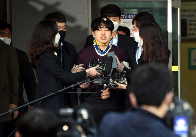 지난 2020년 5월 미성년자를 포함한 여성들을 협박해 성 착취물을 제작·유포한 텔레그램 ‘n번방’ 박사방의 운영자 조주빈이 서울 종로경찰서에서 검찰로 송치되고 있다 .[사진제공=뉴시스]<br>