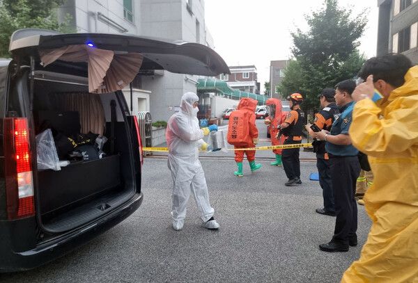 지난 20일 울산 동구의 한 사회복지시설에 유해물질이 담긴 것으로 의심되는 우편물이 발송돼 군과 경찰, 소방당국이 조사를 하고 있다. [사진 제공=뉴시스]