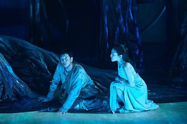 연극&nbsp;‘나무 위의 군대’에서&nbsp;‘신병’ 역의 손석구 배우와&nbsp;‘여자’ 역의 최희서 배우가 연기하는 모습. [사진제공=달컴퍼니]<br>