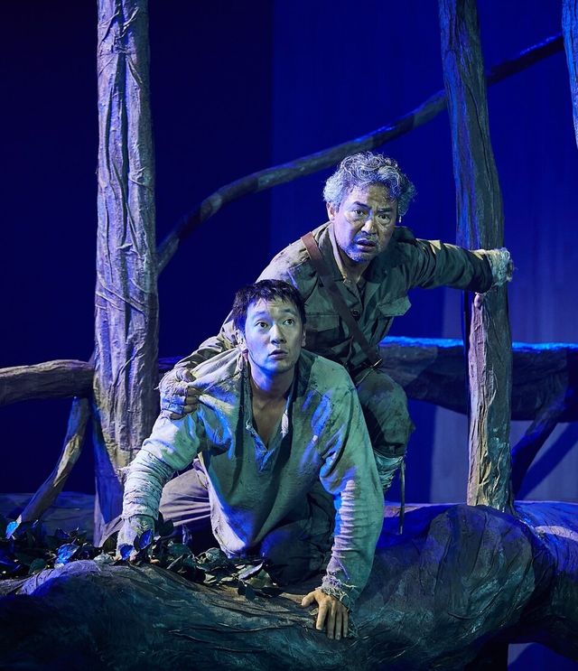 연극&nbsp;‘나무 위의 군대’에서&nbsp;‘신병’ 역의 손석구 배우와&nbsp;‘상관’ 역의 김용준 배우가 연기하는 모습. [사진제공=달컴퍼니]