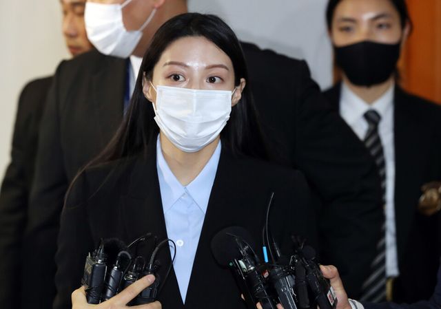 조국 전 법무부 장관의 딸 조민씨가 부산대학교 의학전문대학원 입학 취소결정에 불복해 제기한 입학허가 취소 처분 취소 소송의 증인심문을 위해 지난 3월 부산 연제구 부산지법에 출석, 법정 앞에서 발언을 하고 있다. [사진제공=뉴시스]<br>