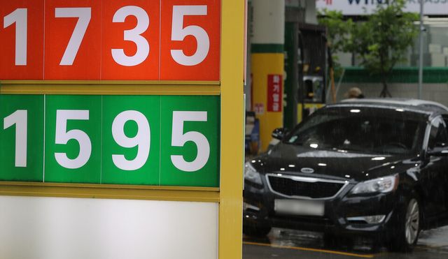 지난 10일 서울 시내 한 주유소 유가 안내판. [사진제공=뉴시스]