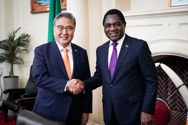 외교부 박진 장관이 지난 11일 잠비아를 공식 방문해 하카인데 히칠레마 대통령과 면담하고 있다. [사진제공=외교부]