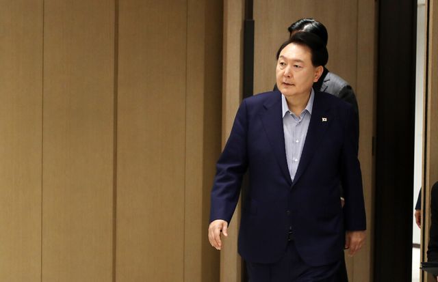 윤석열 대통령이 31일 서울 용산 대통령실에서 열린 19차 비상경제민생회의에 입장하고 있다. [사진제공=뉴시스]<br>