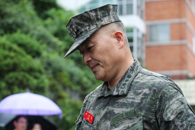 국방부 검찰단에 항명 혐의로 입건된 박정훈 전 해병대 수사단장(대령)이 지난 28일 오후 서울 용산구 국방부 검찰단에 출석하고 있다. [사진제공=뉴시스]