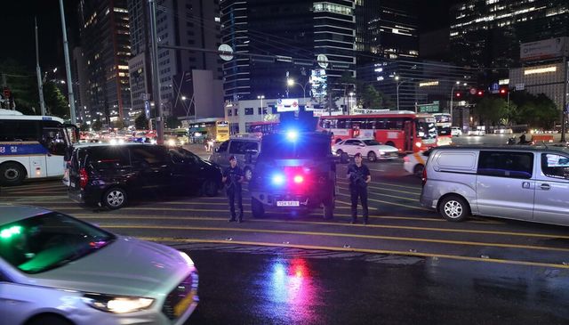 온라인 커뮤니티에 살인을 예고하는 게시물 두 건이 올라온 서울 강남역에서 소총과 권총으로 무장한 경찰특공대원들과 전술 장갑차가 대기하고 있다. [사진제공=뉴시스]<br>