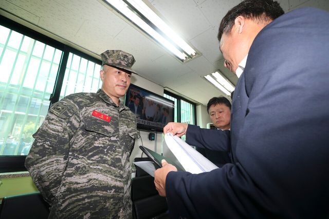 국방부 검찰단이 1일 오후 서울 용산구 국방부 군사법원 앞에서 박정훈 전 해병대 수사단장에게 구인영장을 발부하고 있다. [사진제공=뉴시스]<br>