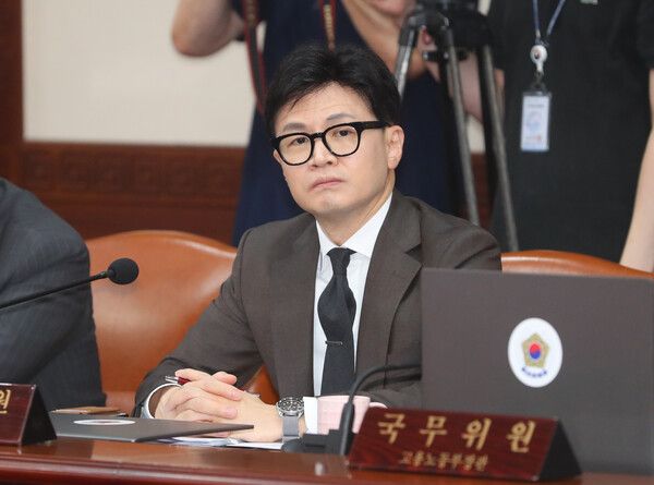 법무부 한동훈 장관이 지난 19일 오전 서울 종로구 정부서울청사에서 열린 국무회의에 참석해 한덕수 총리의 발언을 듣고 있다. [사진제공=뉴시스]<br>