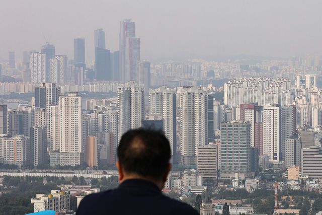 지난 10일 서울 남산에서 바라본 아파트 단지 모습. [사진제공=뉴시스]