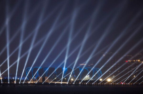 아시안게임 개회식을 앞두고 라이트쇼가 펼쳐지고 있는 항저우 올림픽 스포츠센터 스타디움 전경 [사진 제공=뉴시스]