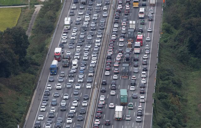 추석 연휴를 하루 앞둔 27일 오후 경기 평택시 서평택 인근 서해한고속도로의 차량들이 정체를 빚고 있다. [사진출처=뉴시스]