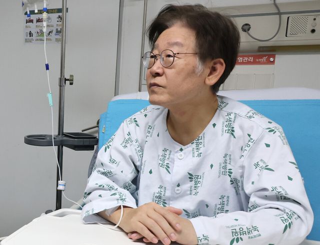 &nbsp;이재명 더불어민주당 대표가 지난 28일 오전 서울 중랑구 녹색병원에서 조정식 사무총장과 이해식 사무부총장에게 강서구청장 보궐선거 관련해 발언을 하고 있는 모습 [사진제공=뉴시스]<br>