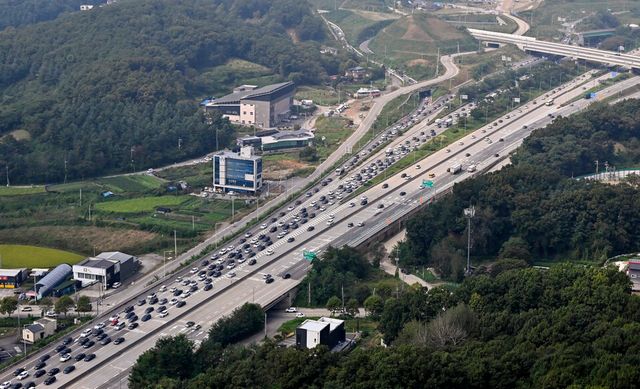 추석 명절 교통법규 위반 차량 지공 협력 단속을 실시한 28일 오전 경기도 용인시 영동고속도로 용인IC 인근에 귀성길에 오른 차량들이 천천히 이동하고 있다.&nbsp; [사진제공=뉴시스]<br>